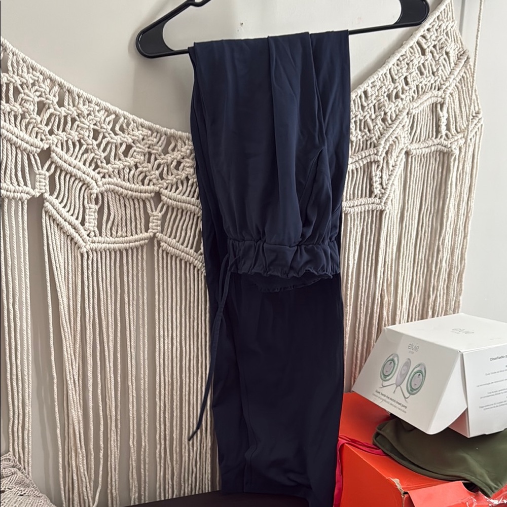 Lululemon navy pants size 6 hardly worn